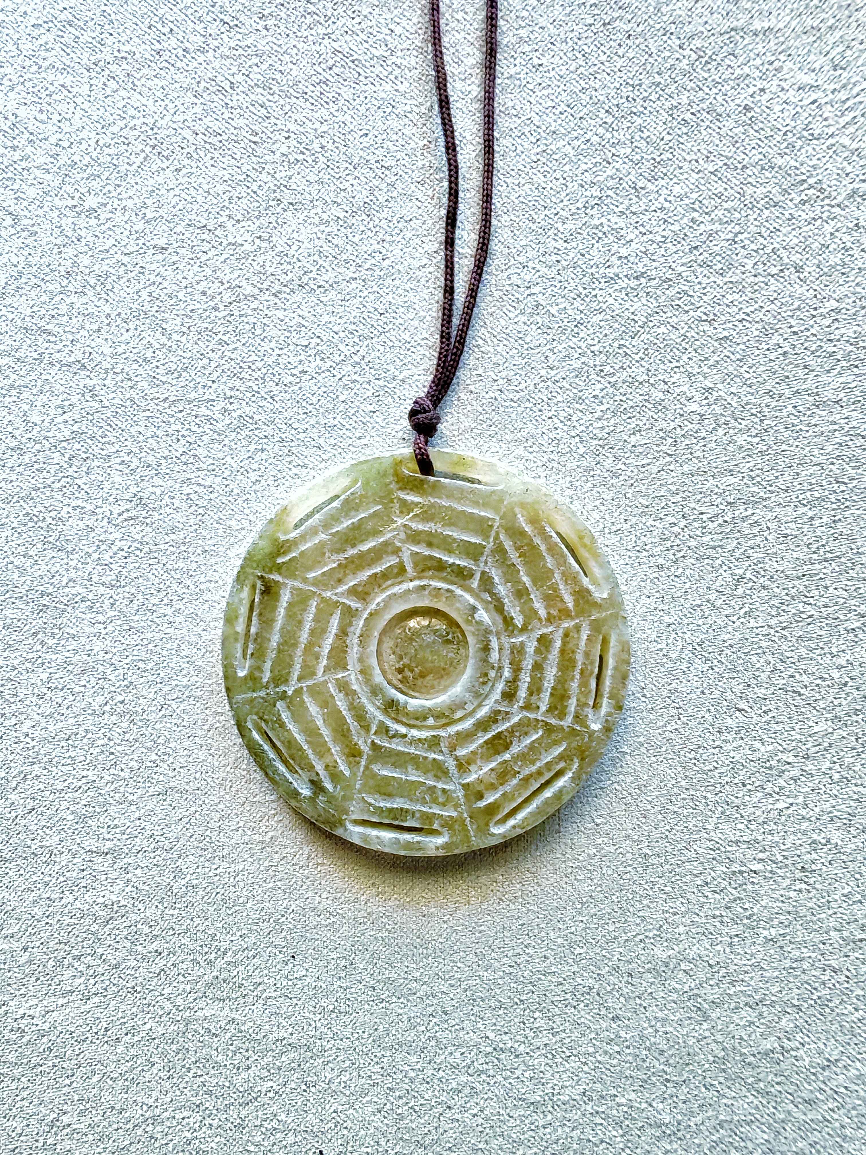Colgante Bagua de Jade Verde con símbolo del feng shui esculpido