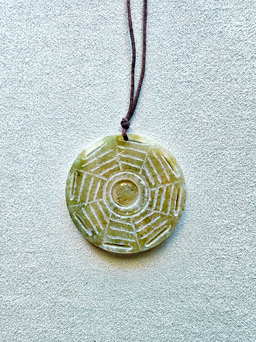 Colgante Bagua de Jade Verde con símbolo del feng shui esculpido