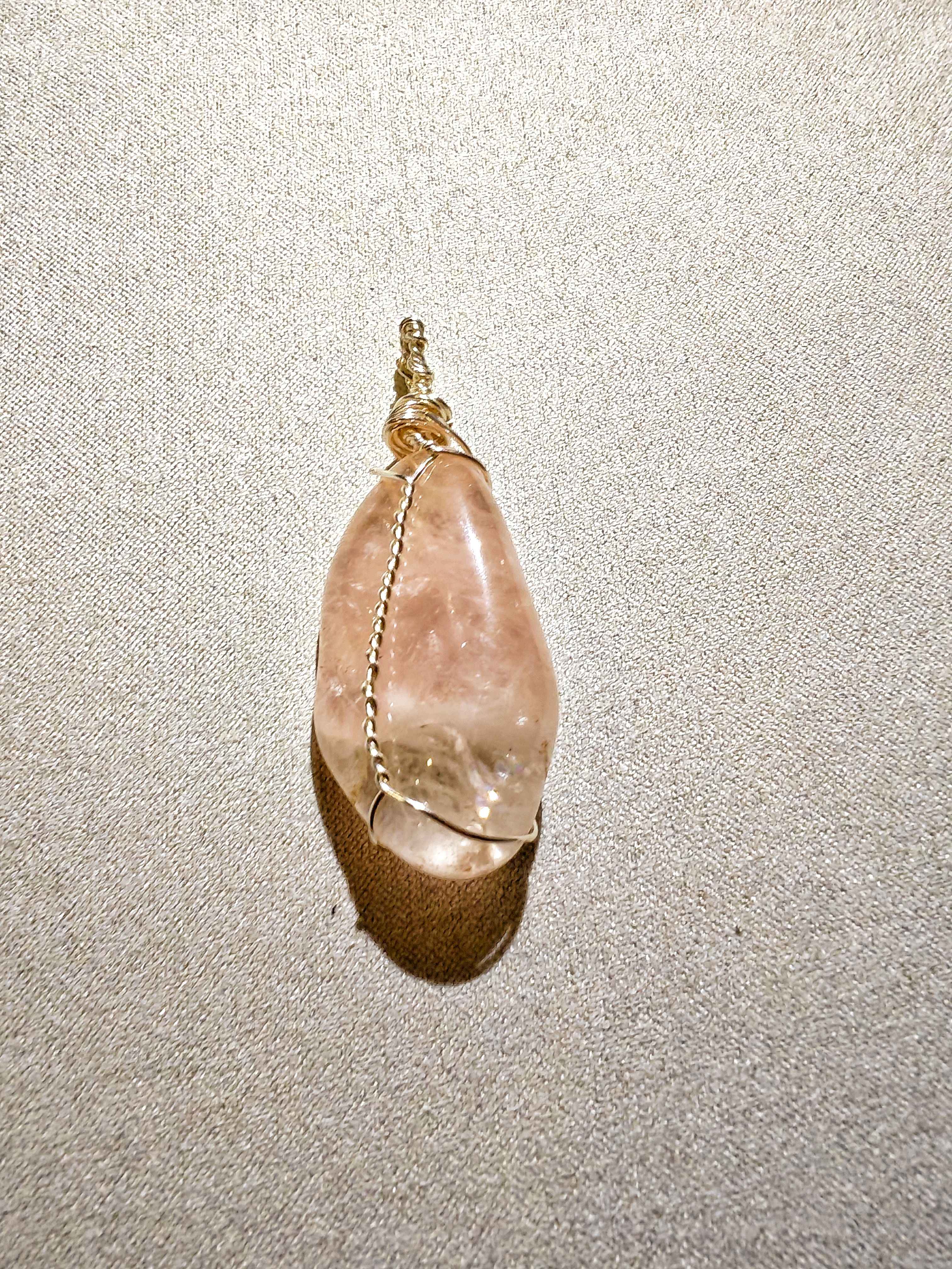 Colgante de cuarzo rosa engarzado a mano en cobre bañado en plata