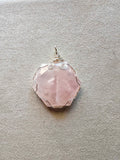 Colgante de Cuarzo Rosa hexagonal facetado engarzado a mano en cobre bañado en plata