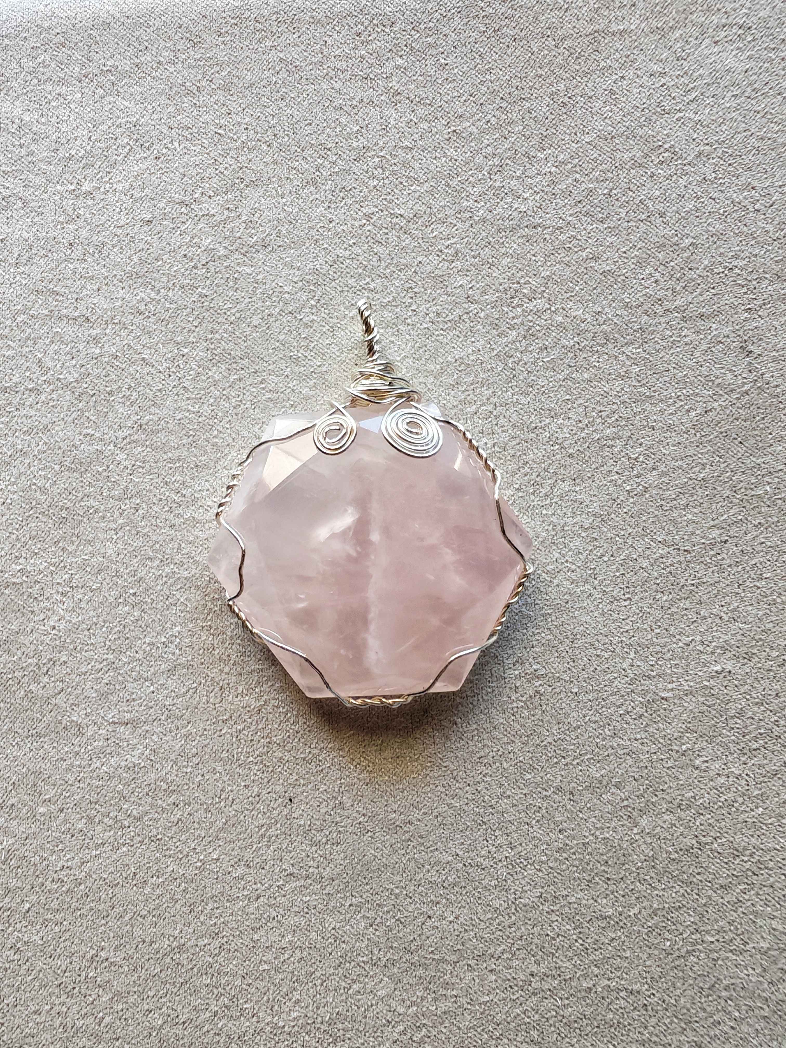 Colgante de Cuarzo Rosa hexagonal facetado engarzado a mano en cobre bañado en plata