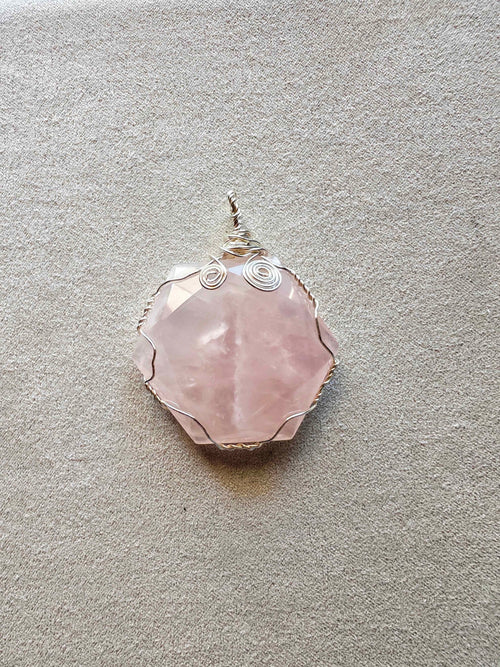 Colgante de Cuarzo Rosa hexagonal facetado engarzado a mano en cobre bañado en plata