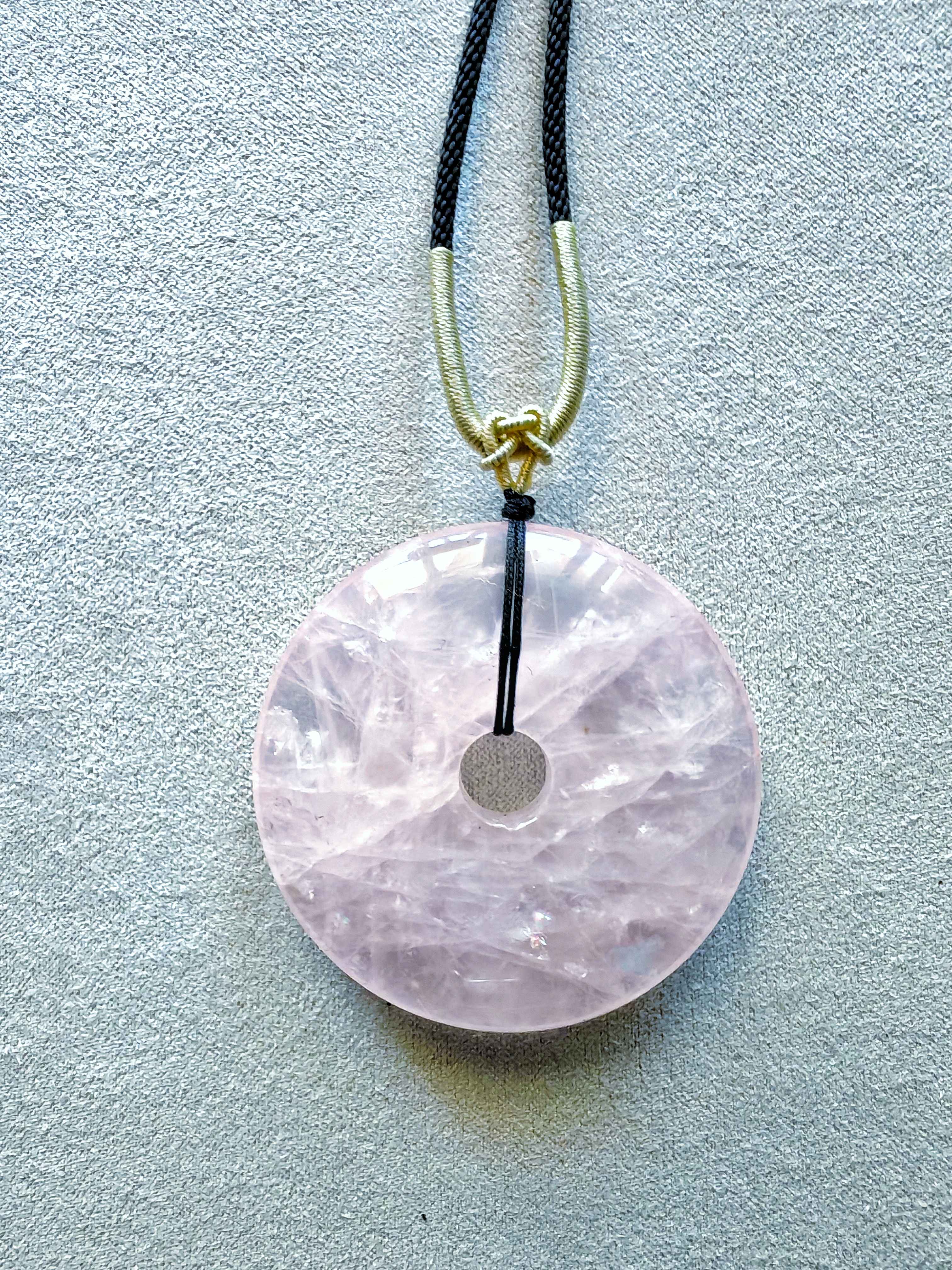 Colgante donut de Cuarzo Rosa engarzado a mano con cordón negro