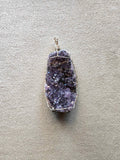 Colgante de drusa de amatista morada engarzada a mano con cobre bañado en plata, cristales naturales brillantes
