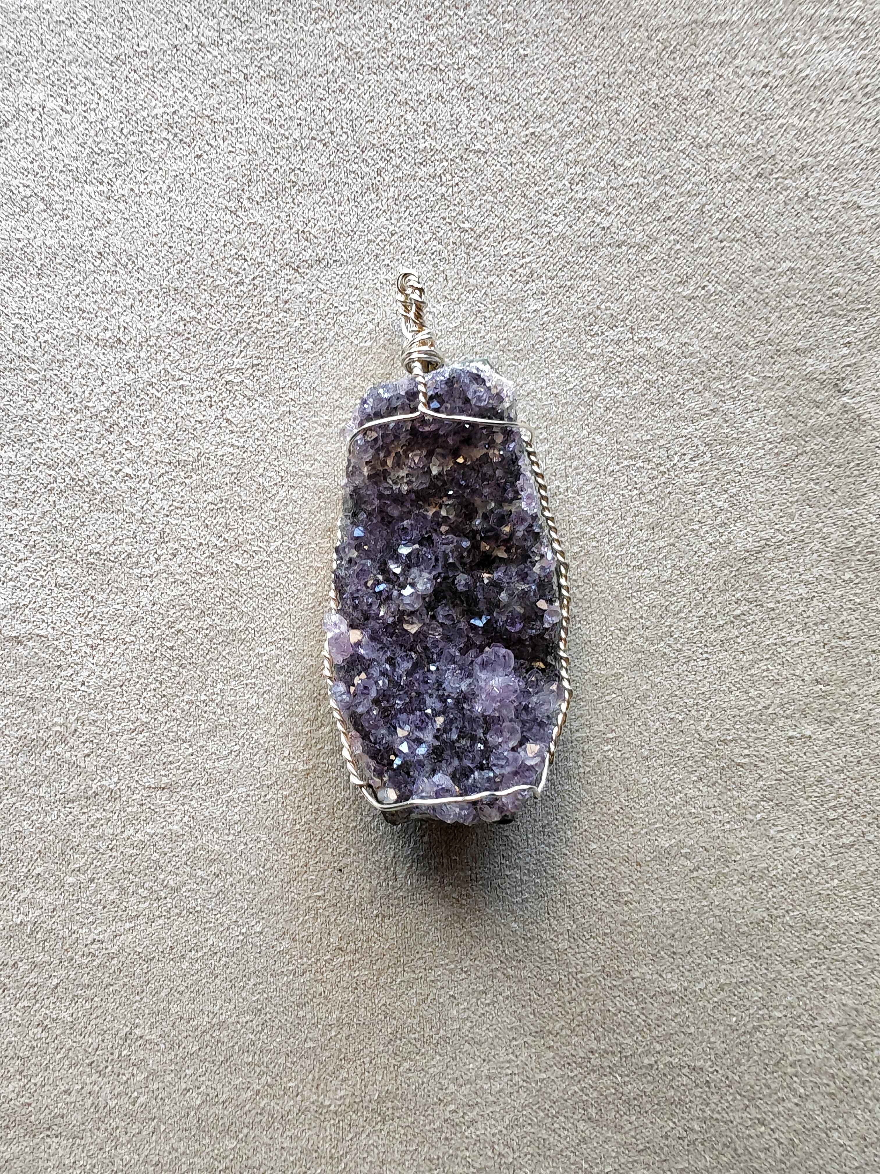 Colgante de drusa de amatista morada engarzada a mano con cobre bañado en plata, cristales naturales brillantes
