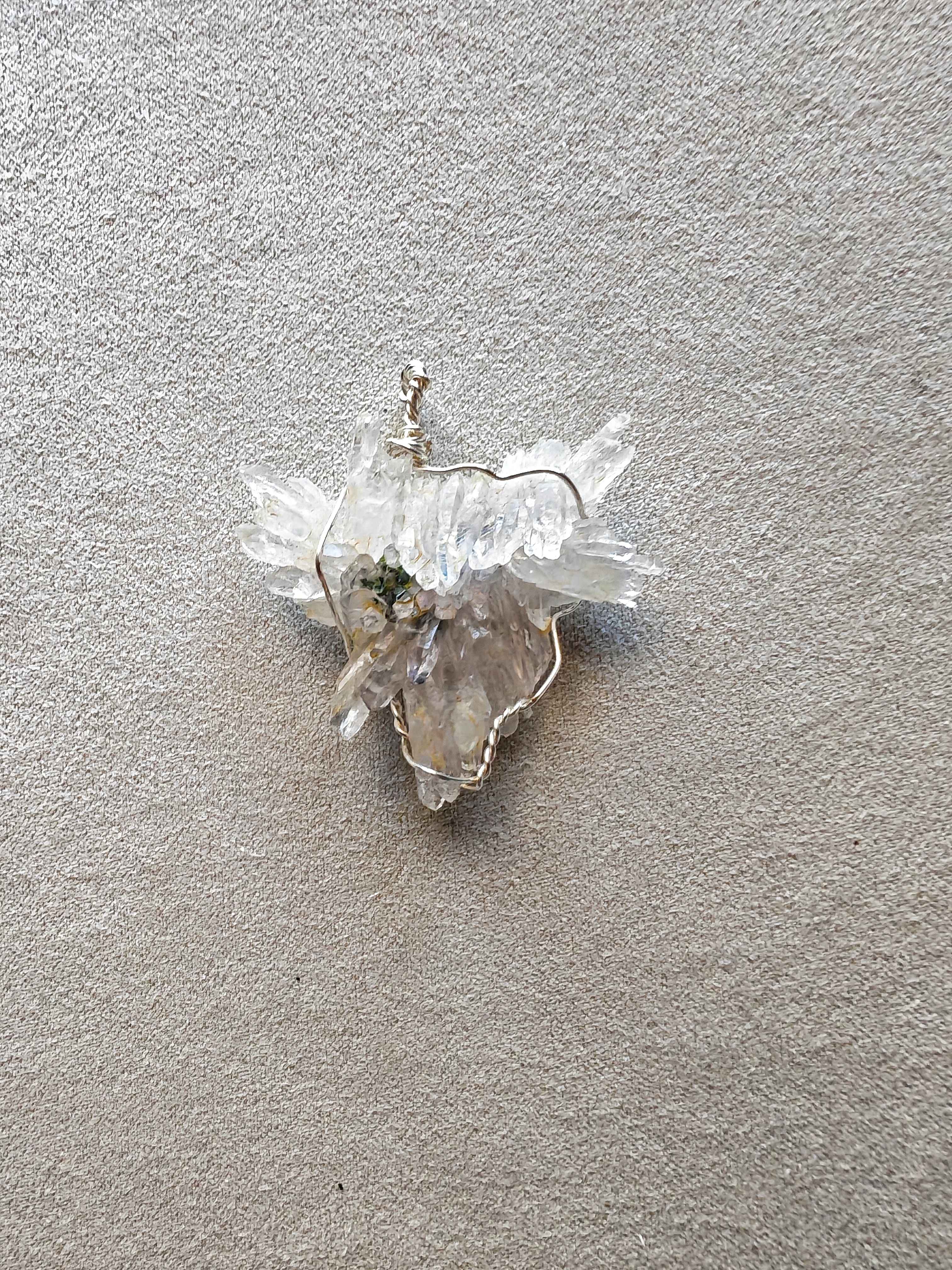 Colgante Flor de Amatista engarzado a mano en cobre bañado en plata