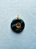 Colgante donut de ojo de halcón oscuro con bandas azuladas y verdosas y engarce de bronce en espiral