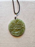 Colgante de Jade Verde con paisaje de templo y árbol esculpido a mano