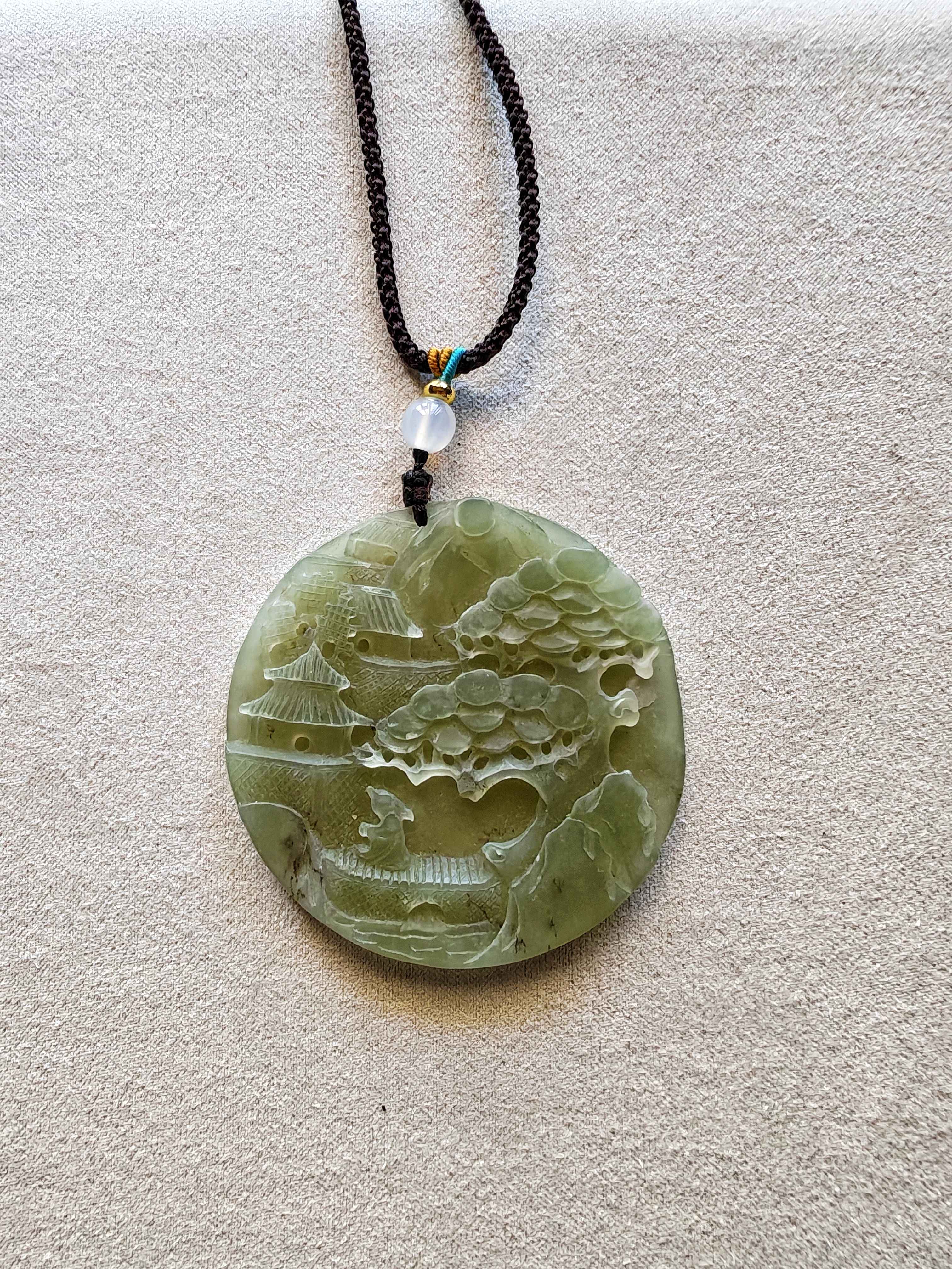 Colgante de Jade Verde con paisaje de templo y árbol esculpido a mano