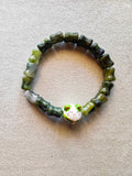 Pulsera de Jade Verde con cuentas talladas y gatito de cerámica verde pintado a mano