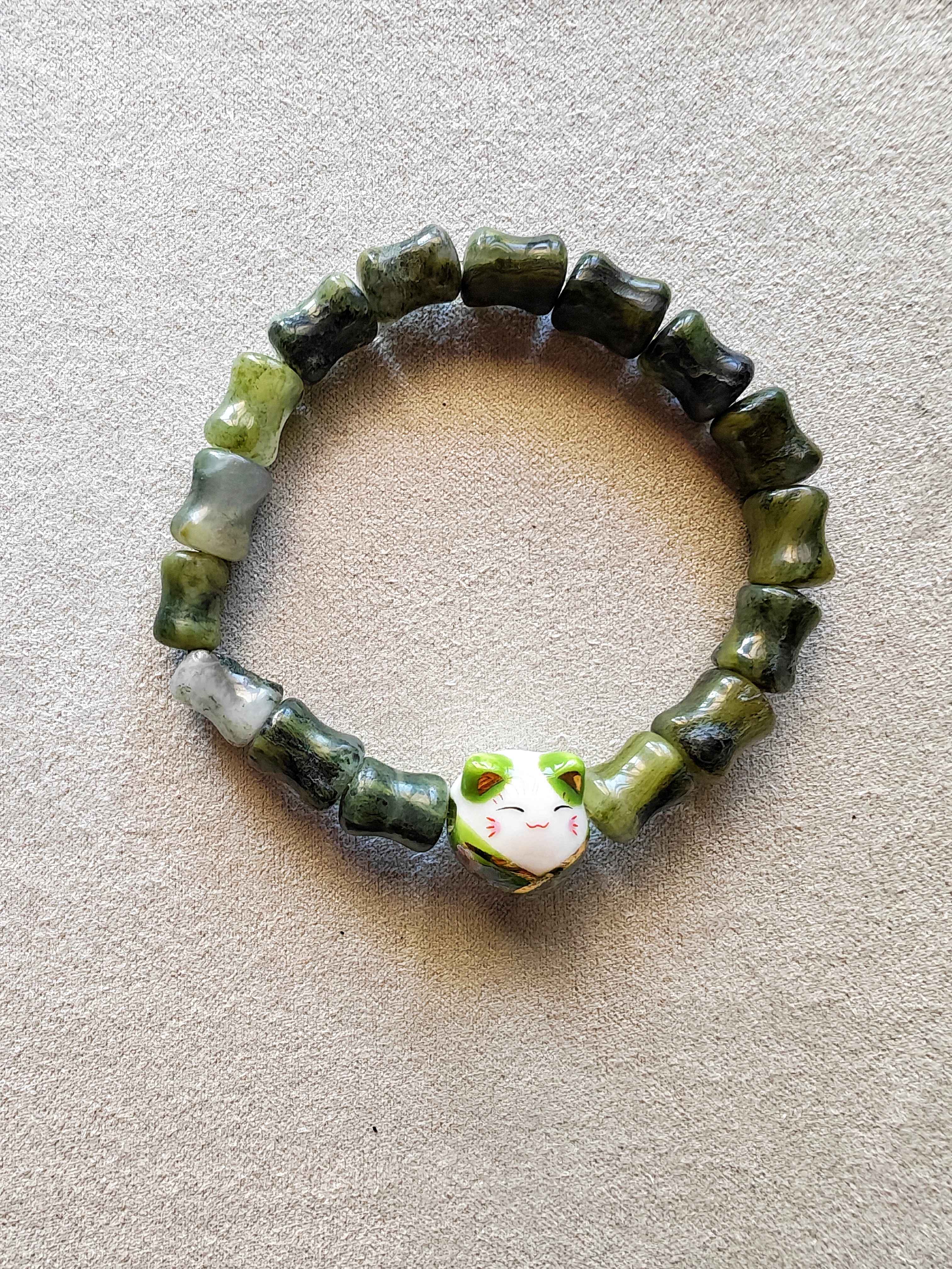 Pulsera de Jade Verde con cuentas talladas y gatito de cerámica verde pintado a mano